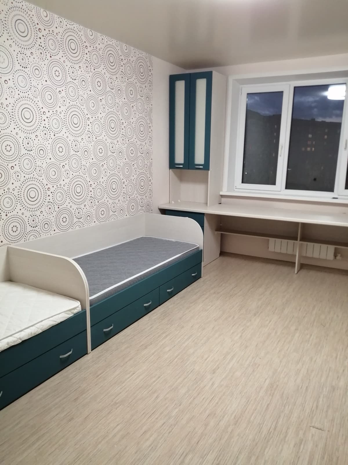 Детская кровать с ящиками и стол