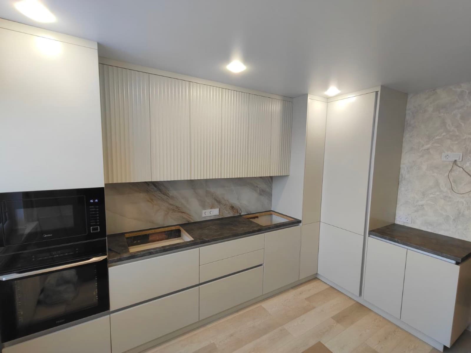 Кухня с рифлёными фасадами