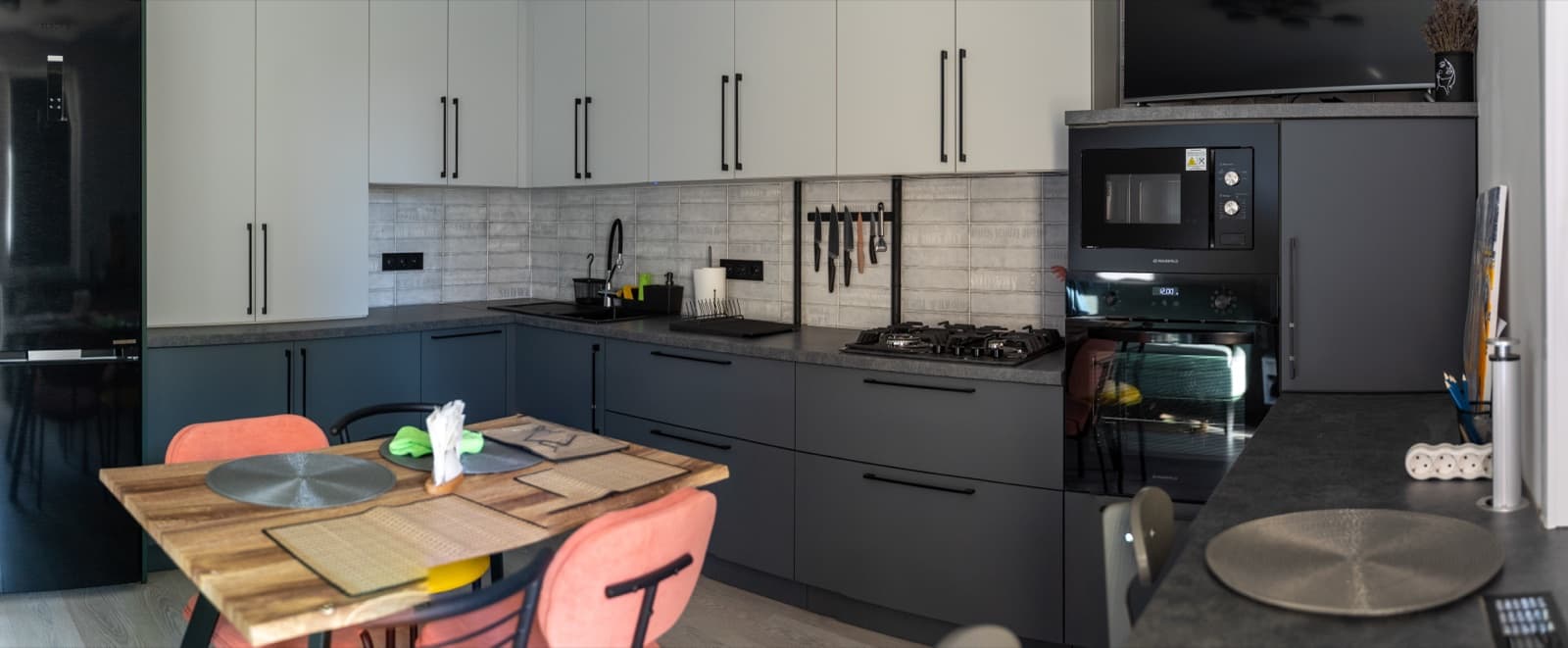 Современный интерьер с мебелью на заказ